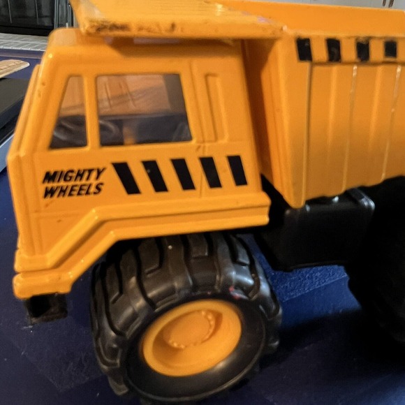 Vintage 1998 Soma Mighty Wheels 7''X 4.5” Die Cast Yellow Dump Truck Great Shape - Picture 3 of 13